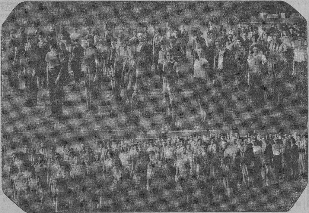 Les jeunes gens d'Etampes sur le terrain du Stade (Photo Rameau, 7 septembre 1940)
