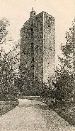 Donjon d'Auneau élévé par Hugues de Gallardon entre 1090 et 1100