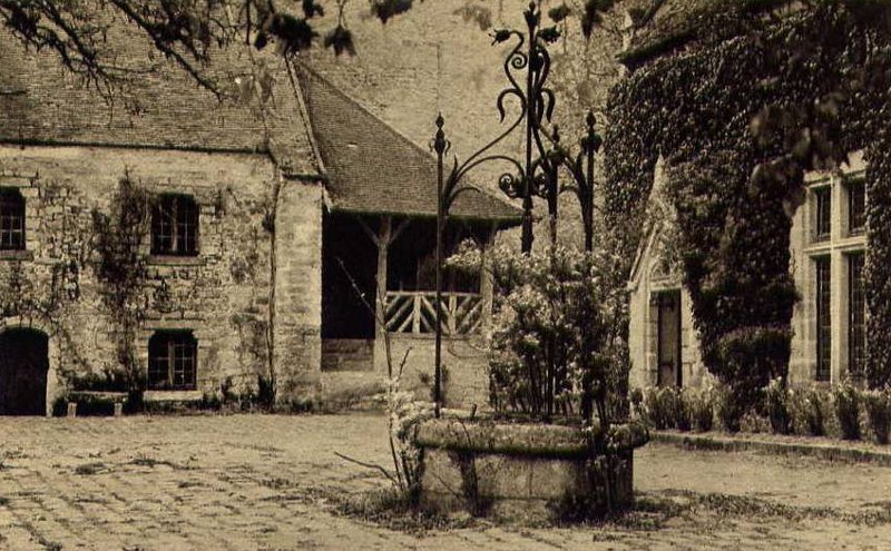 Maison dit du Chapelain au château de Farcheville (carte postale d'éditeur et de date indéterminée)