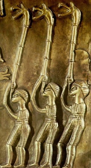 Guerriers celtes soufflant dans leurs cornyx (chaudron de Gundestrup)