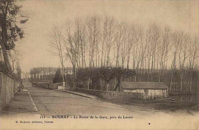 Bouray (carte postale Mulard n°113: La Route de la Gare, près du Lavoir