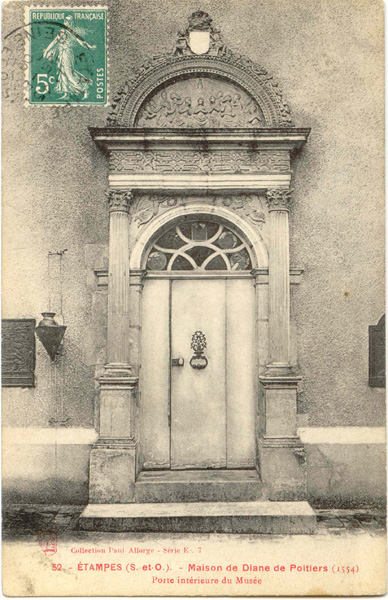 Porte dans la cour de l'Hôtel d'Anne de Pisseleu (carte postale Paul Allorge n°52)