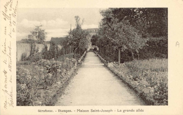 Maison Saint-Joseph à Gérofosse (Etampes): La grande allée