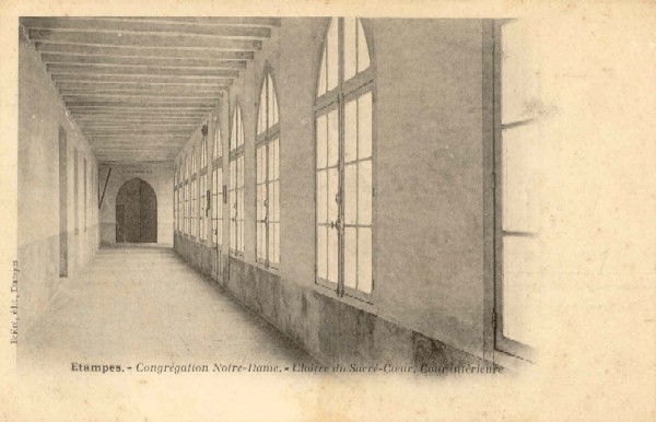 Cour intérieure du Pensionnat de la Congrégation Notre-Dame à Etampes (carte postale Brières)