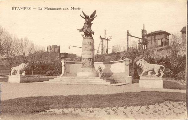 Monument aux morts (carte postale Combier)