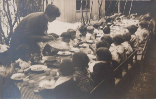Enfants à table à l'école de Guinette en 1927 (cliché très probablement de Jolivet)