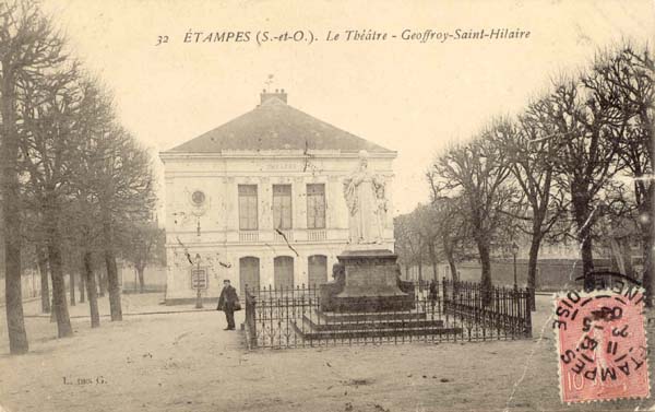 La place du théâtre d'Etampes en 1903