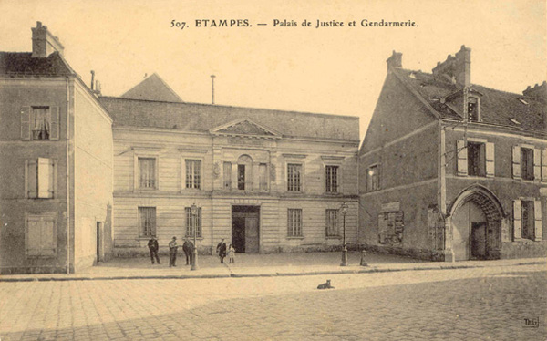Le Palais de Justice, sur le site et dans les murs de l'ancien Palais du Séjour (cpa Théodule Garnon 507, vers 1907)