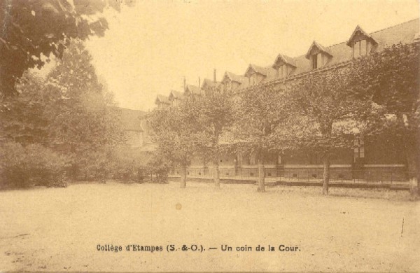 Tourte et Petitin: Le Collège d'Etampes (un coin de la cour)