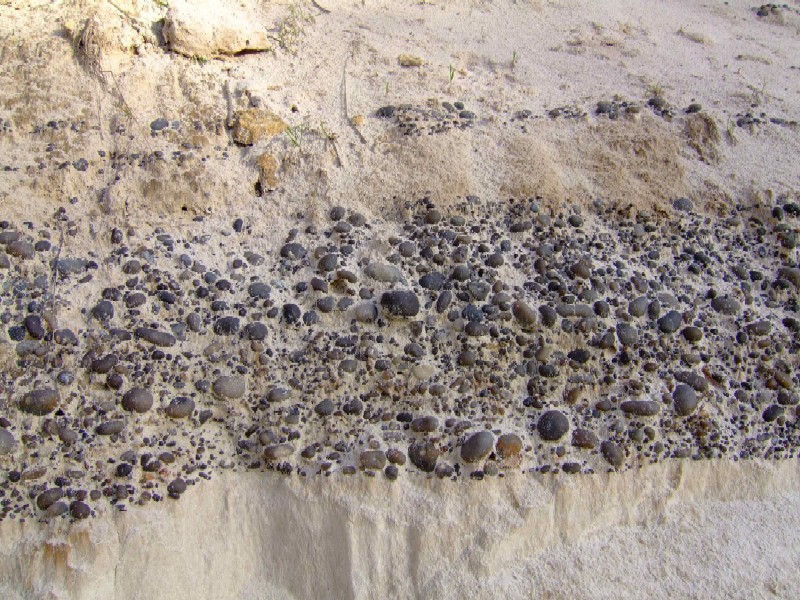 Galets à l’affleurement dans de petites carrières de sable, Chalo Saint Mars